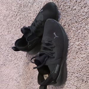 Black Puma tennis shoes
